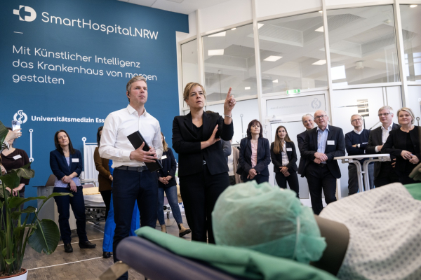 Showroom Smart Hospital mit Fr. Neubaur